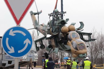 Harci helikopter trónol a szolnoki körforgalom közepén