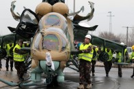 Harci helikopter trónol a szolnoki körforgalom közepén 11