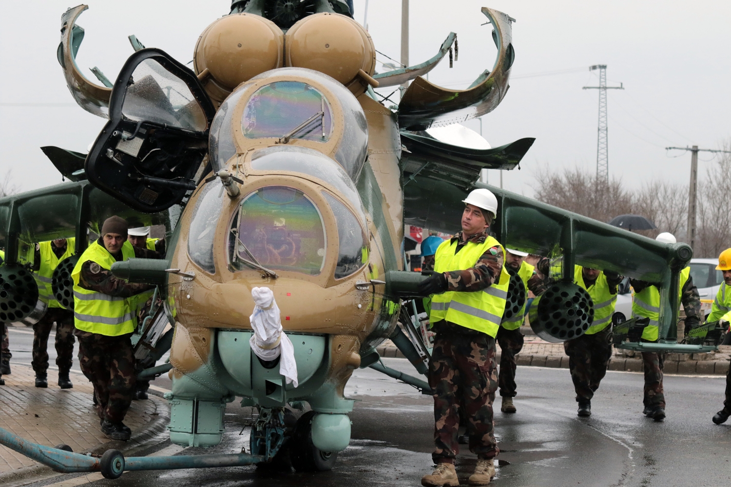 Harci helikopter trónol a szolnoki körforgalom közepén 6