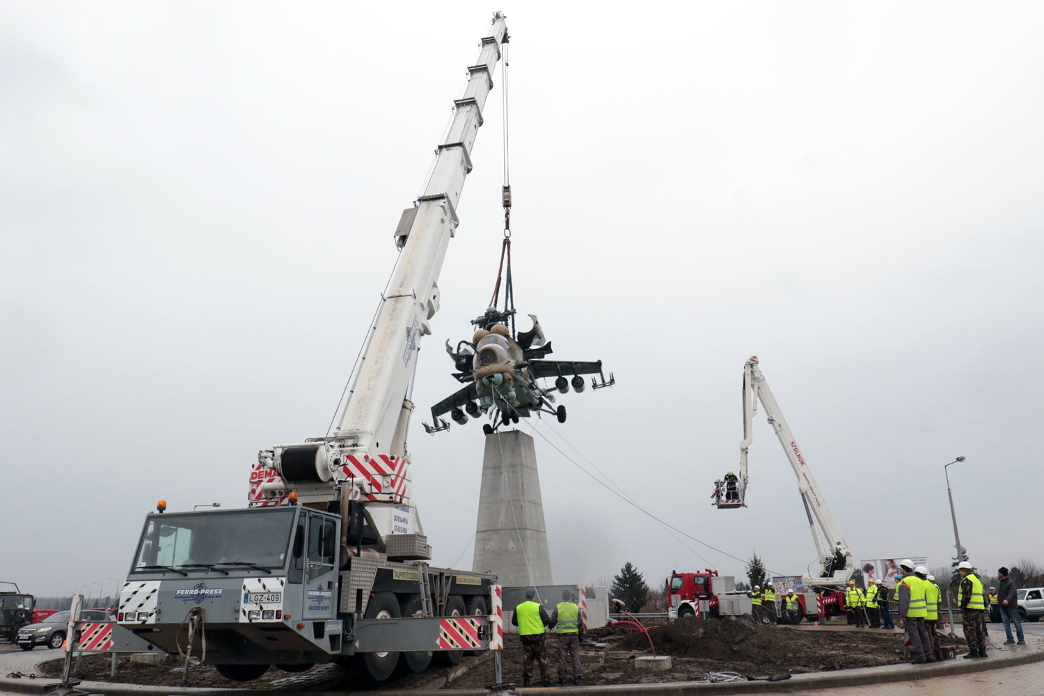 Harci helikopter trónol a szolnoki körforgalom közepén 7