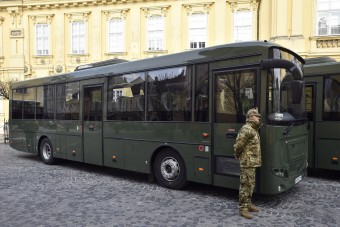 Itt az új magyar busz, a honvédség kapja