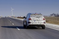 A fél világon át, lábon érkezett világpremierjére a VW Touareg 60