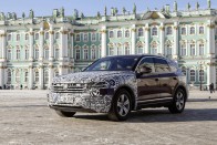 A fél világon át, lábon érkezett világpremierjére a VW Touareg 63