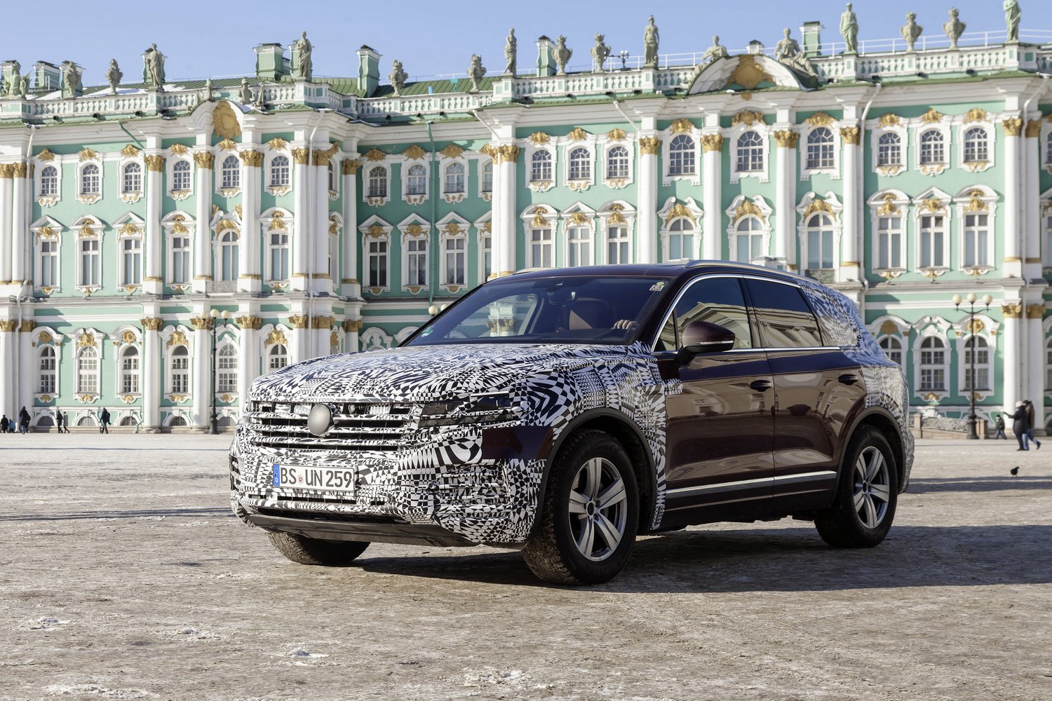 A fél világon át, lábon érkezett világpremierjére a VW Touareg 15