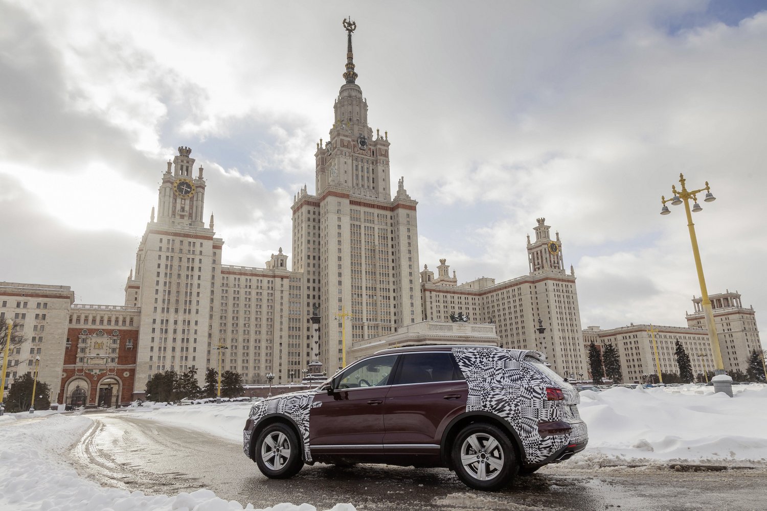 A fél világon át, lábon érkezett világpremierjére a VW Touareg 16