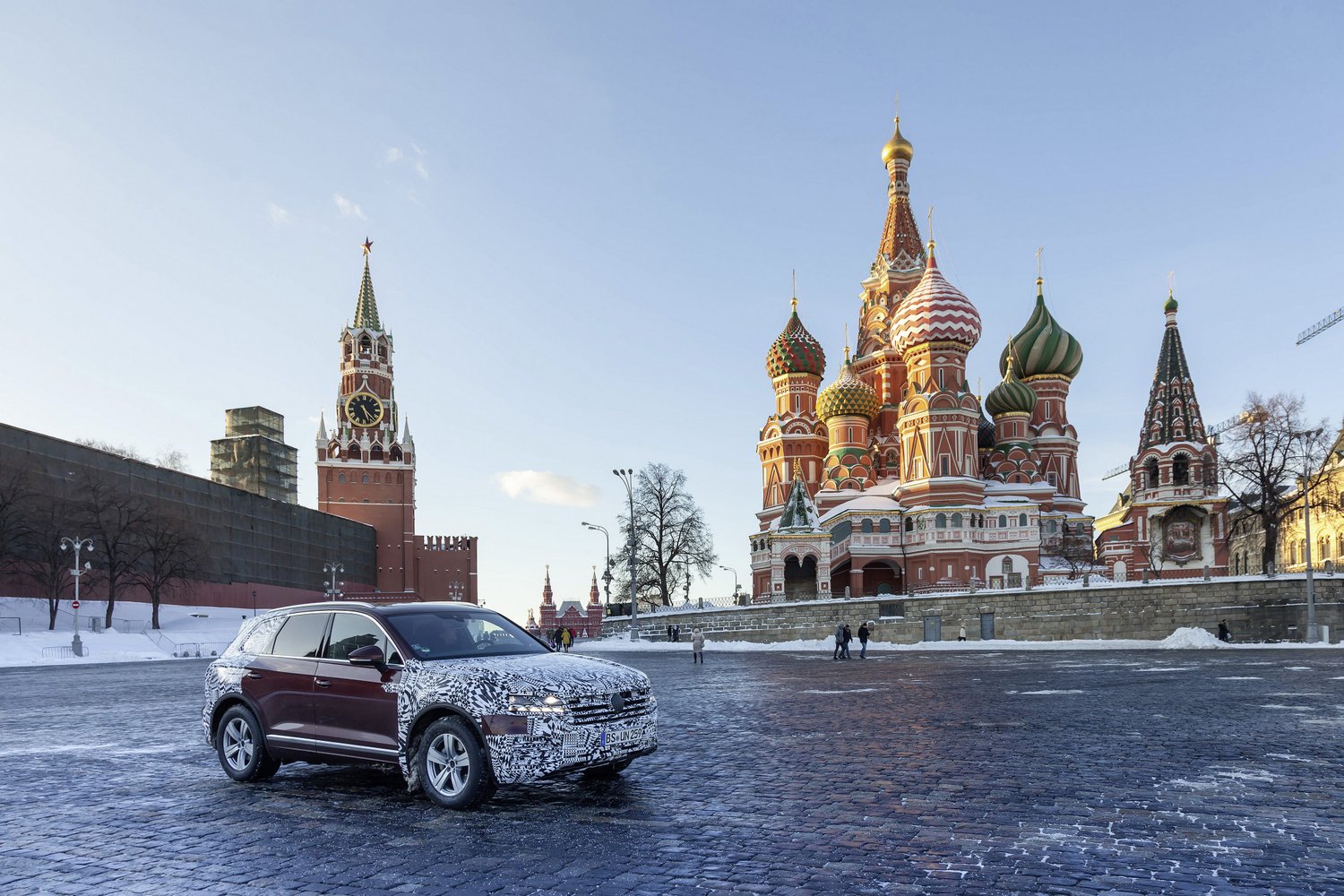 A fél világon át, lábon érkezett világpremierjére a VW Touareg 18