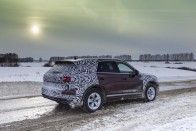 A fél világon át, lábon érkezett világpremierjére a VW Touareg 67