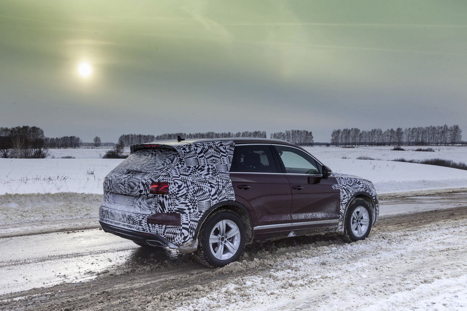 A fél világon át, lábon érkezett világpremierjére a VW Touareg 19