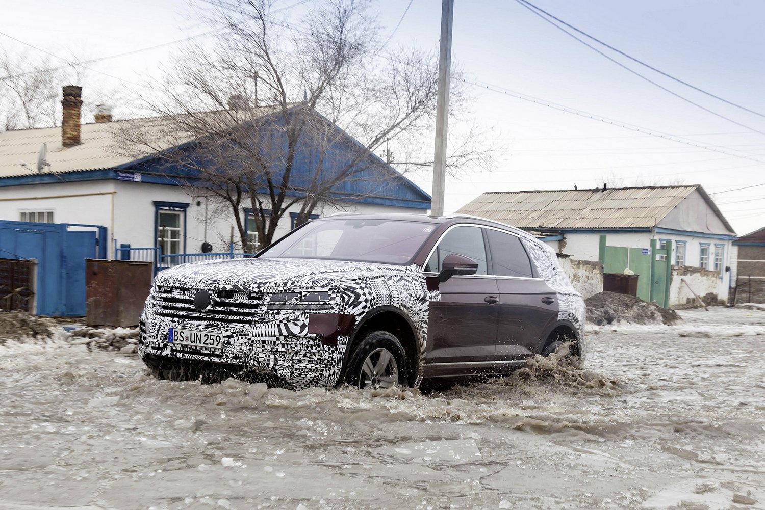 A fél világon át, lábon érkezett világpremierjére a VW Touareg 1