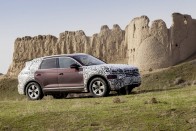 A fél világon át, lábon érkezett világpremierjére a VW Touareg 76