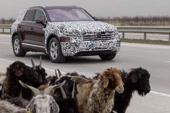 A fél világon át, lábon érkezett világpremierjére a VW Touareg