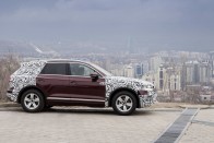 A fél világon át, lábon érkezett világpremierjére a VW Touareg 81