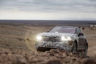 A fél világon át, lábon érkezett világpremierjére a VW Touareg 86