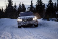 A fél világon át, lábon érkezett világpremierjére a VW Touareg 90