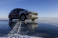 A fél világon át, lábon érkezett világpremierjére a VW Touareg 91