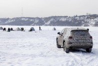 A fél világon át, lábon érkezett világpremierjére a VW Touareg 94