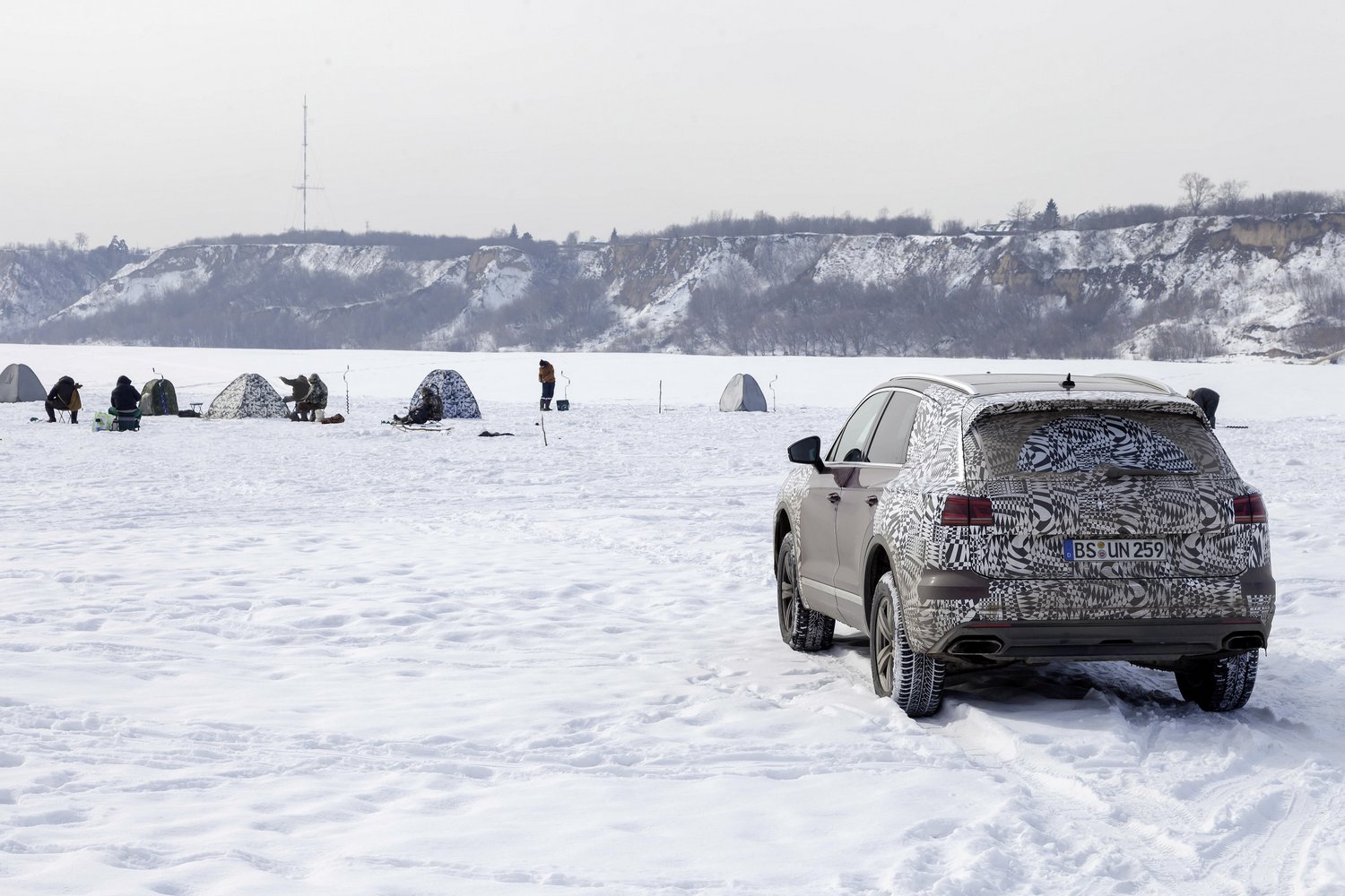 A fél világon át, lábon érkezett világpremierjére a VW Touareg 46