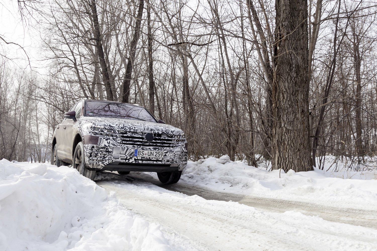 A fél világon át, lábon érkezett világpremierjére a VW Touareg 47