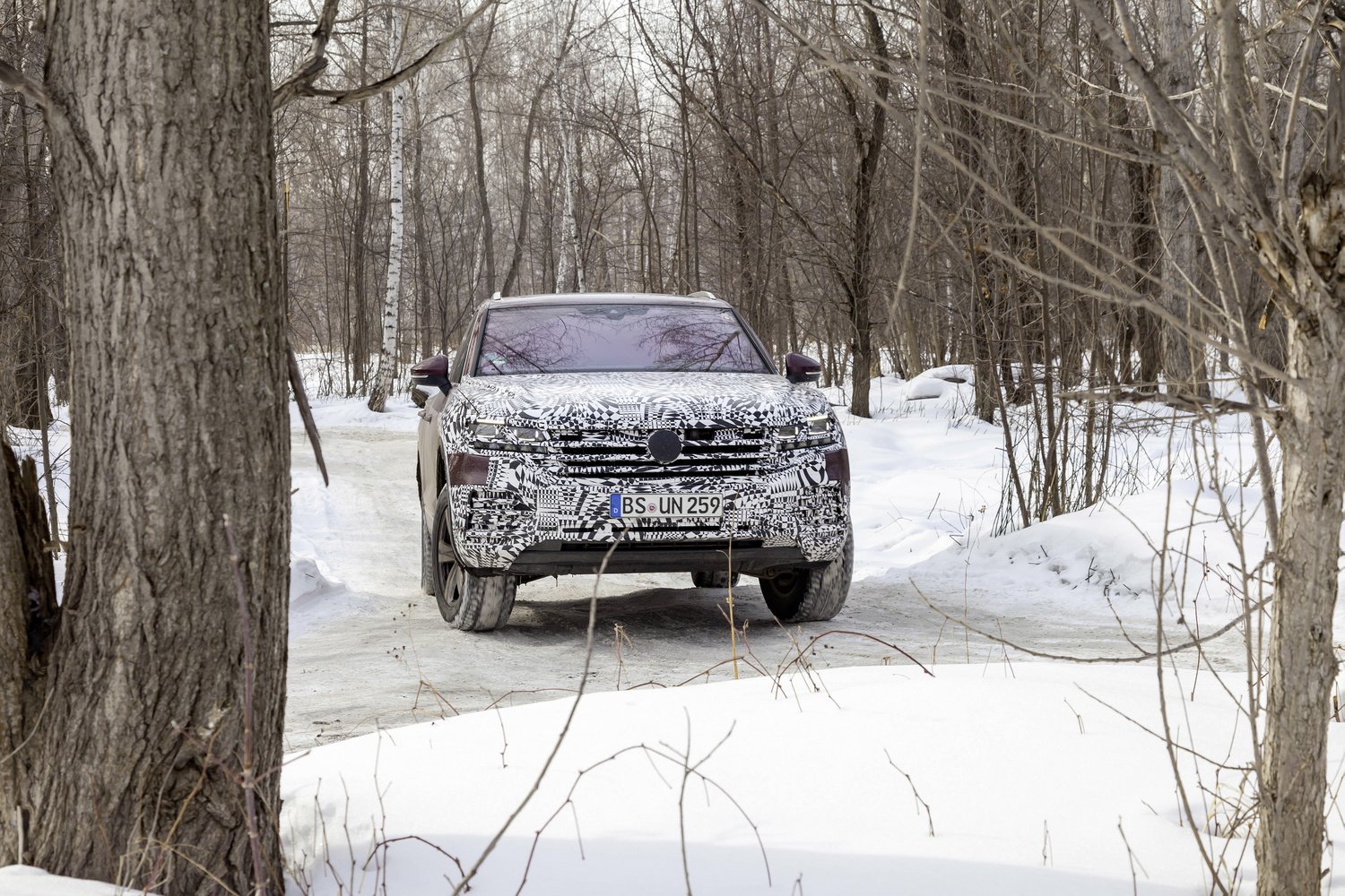 A fél világon át, lábon érkezett világpremierjére a VW Touareg 49