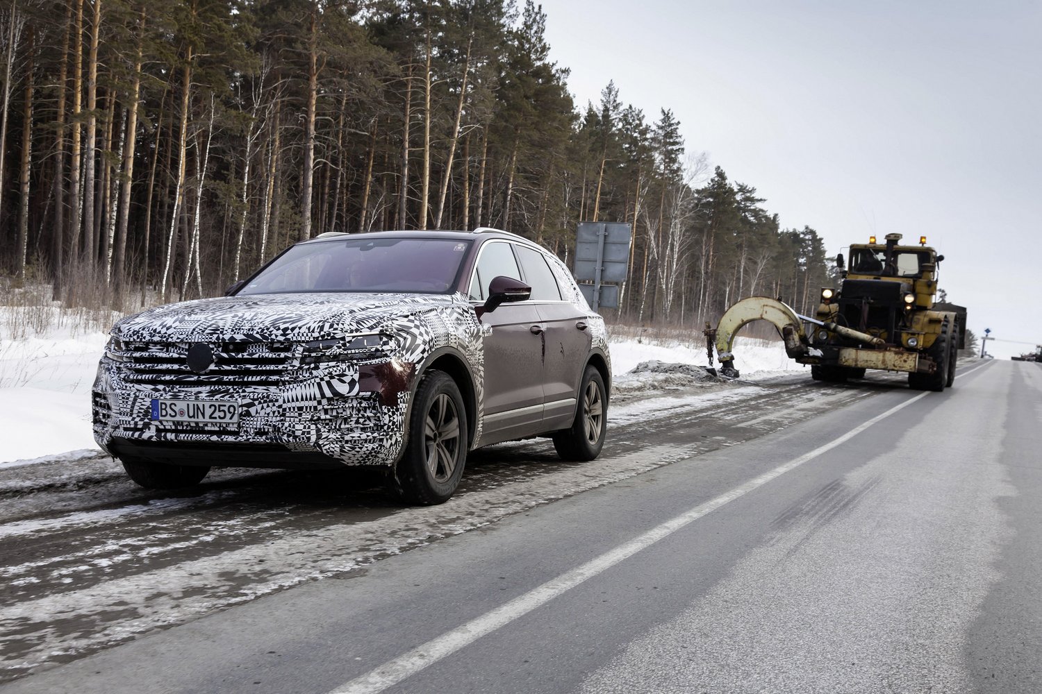 A fél világon át, lábon érkezett világpremierjére a VW Touareg 50