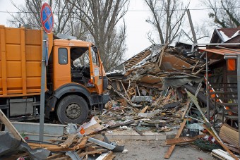 Ijesztő fotókon az újpesti kukásautó-baleset