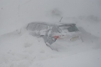 Elakadt autósnak akart segíteni, életét vesztette