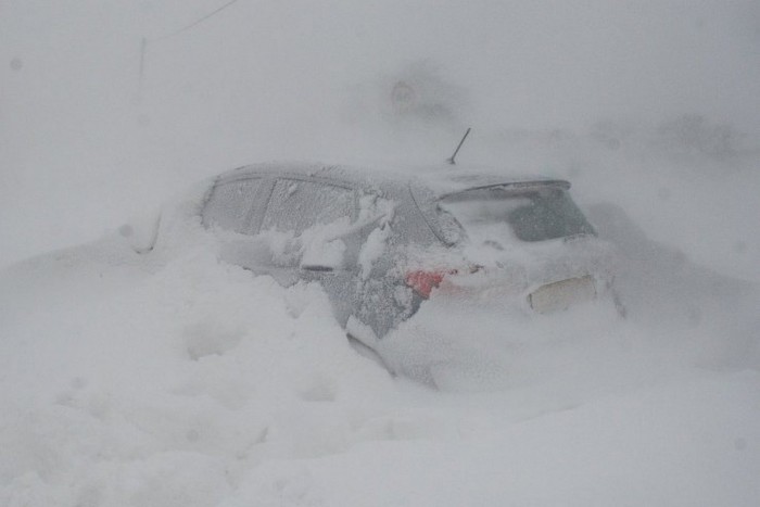 Elakadt autósnak akart segíteni, életét vesztette
