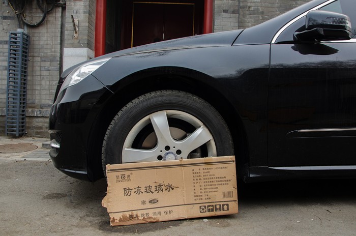 Keréknek támasztott kartonlappal védekeznek a kínaiak a kutyák ellen