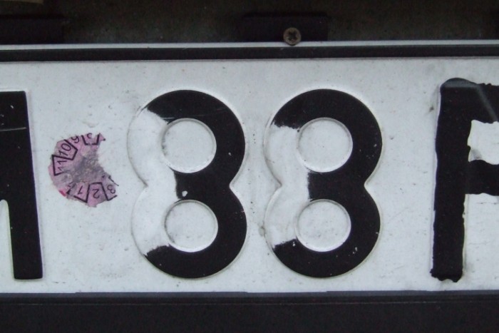 Kézzel pingált rendszámmal akarta átverni a rendőröket a román autókupec 1