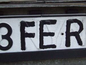 Kézzel pingált rendszámmal akarta átverni a rendőröket a román autókupec