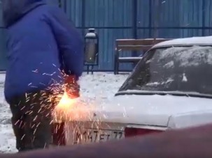 Durván elbántak a rosszul parkoló autóval