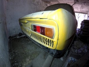 Vajon mit rejt egy rég elhagyott, leomlott magyar ház garázsa?