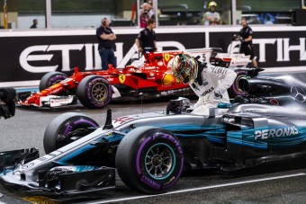 Hamilton: A piros a kedvenc színem, de nem megyek a Ferrarihoz
