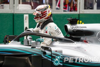 F1: Hamilton dobja a sisakfestését?