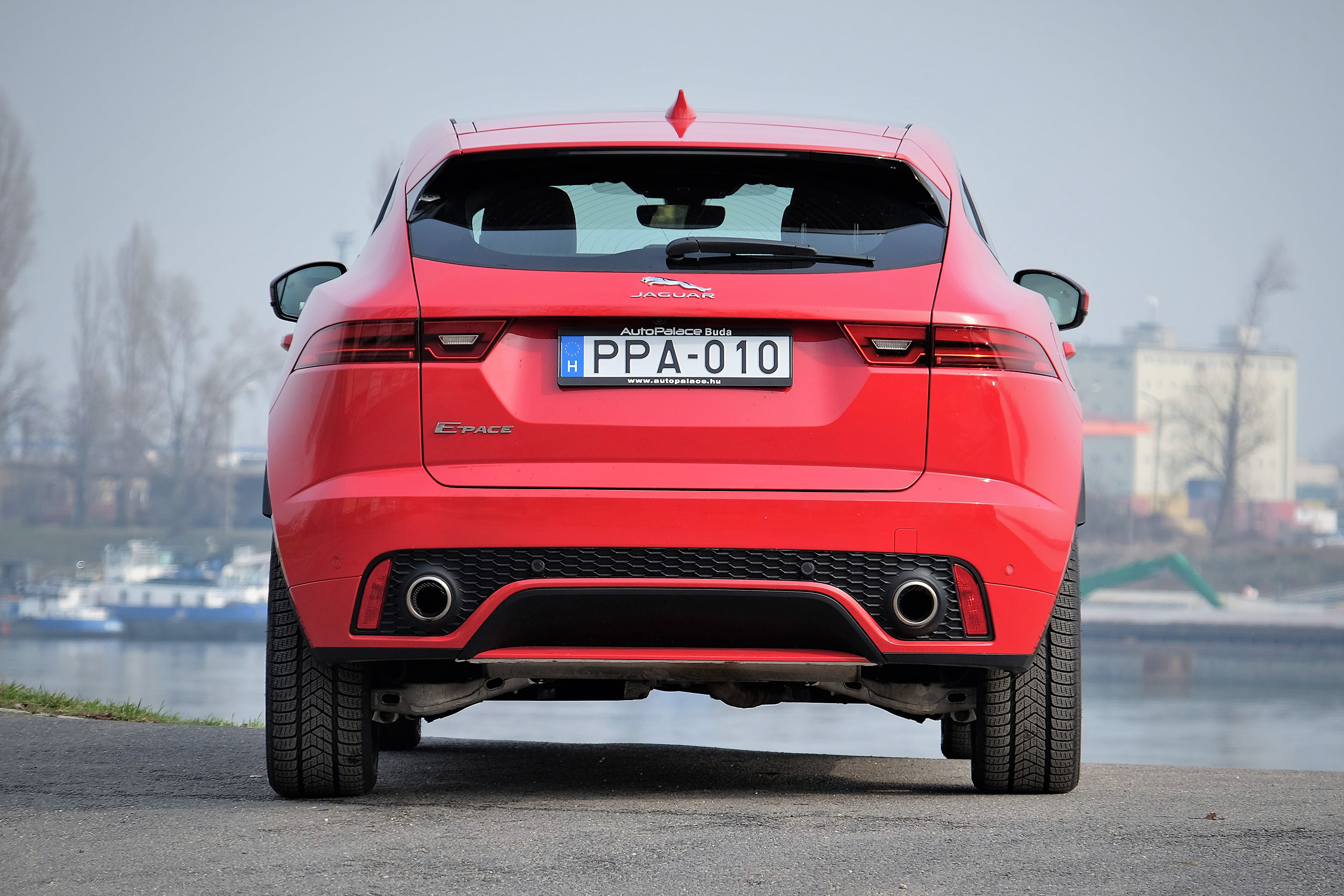 Női kézbe illő vadállat: Jaguar E-Pace 7