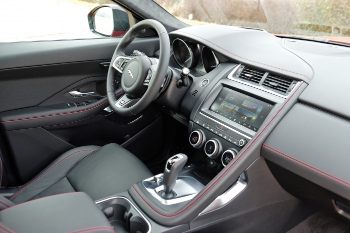 Női kézbe illő vadállat: Jaguar E-Pace 5