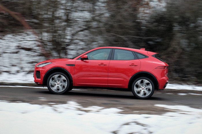 Női kézbe illő vadállat: Jaguar E-Pace 13