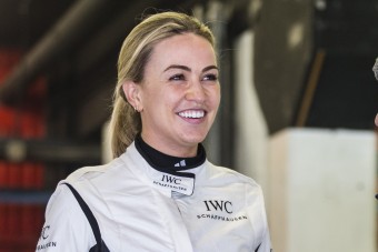 F1: A nőnapra magyarázkodik a női pilóta