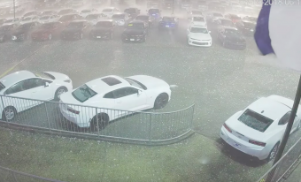 400 új autót vert szét a jégeső, szomorú látvány