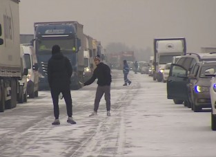 Két srác piszkosul unta a dugót, elkezdtek teniszezni az úton