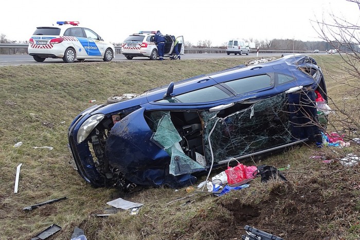 Elaludt a sofőr az M5-ösön – képeken a baleset