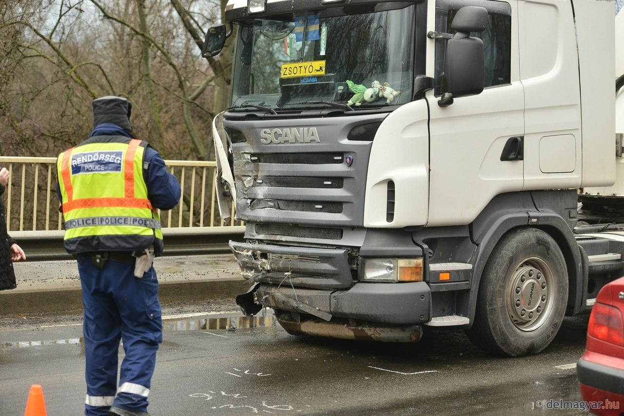 Kamionnal ütközött a Trabant, majd kigyulladt 5