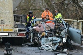 Kamionnal ütközött a Trabant, majd kigyulladt
