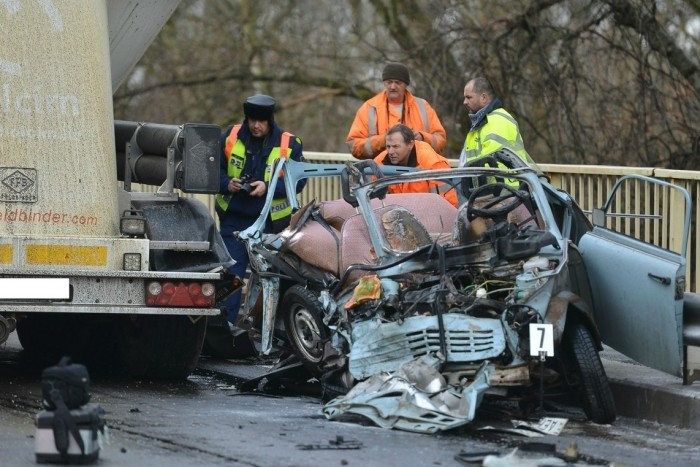 Kamionnal ütközött a Trabant, majd kigyulladt