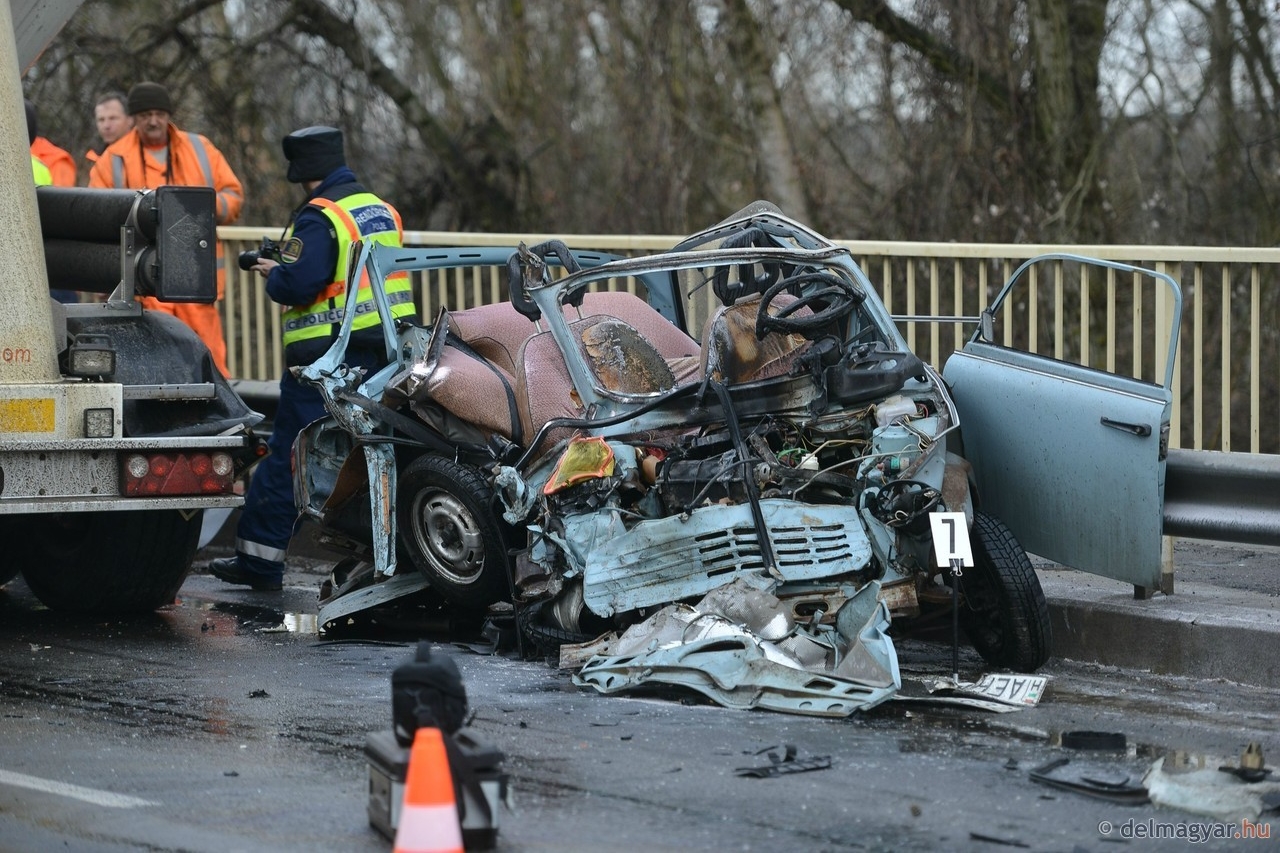 Kamionnal ütközött a Trabant, majd kigyulladt 9