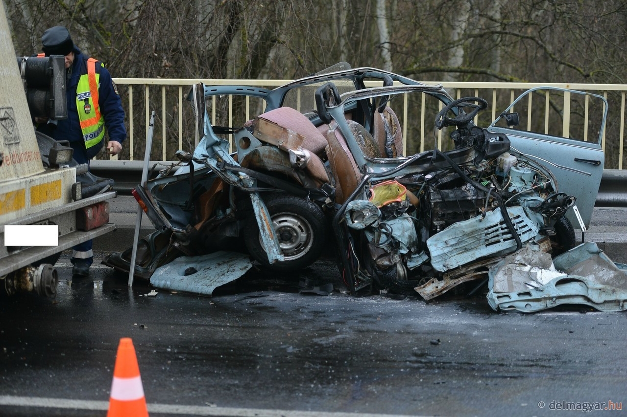 Kamionnal ütközött a Trabant, majd kigyulladt 10