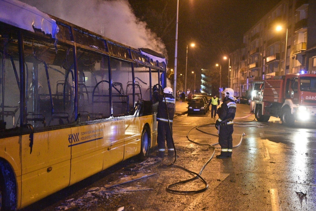 Busz lángolt győrben – képeken és videón az eset 1