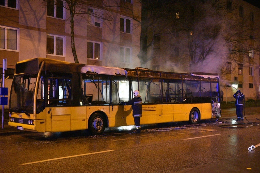 Busz lángolt győrben – képeken és videón az eset 5