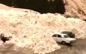 Autókat elnyelő lavinát vettek videóra Oroszországban