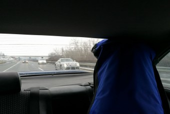 Az M7-esen fotózott olvasónk egy álcázott sportautót